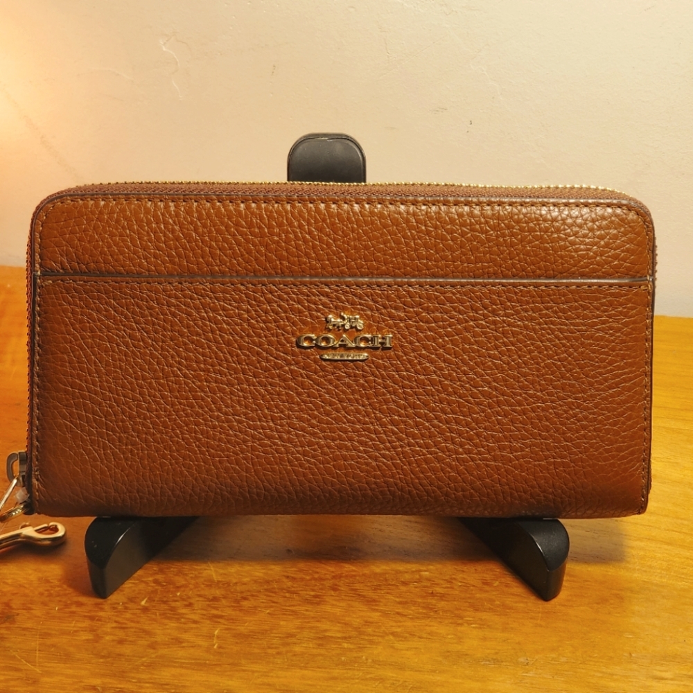 Brand New Coach Accordion Zip Leather Wallet with Wristlet Strap.